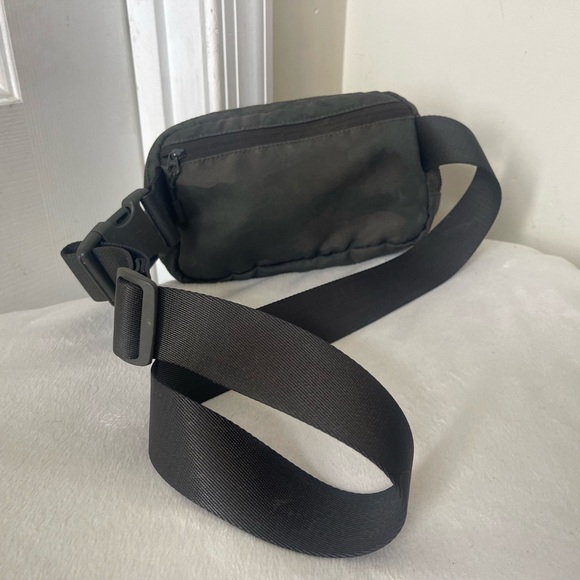 lululemon athletica Camouflage Belt Bag GUC - Picture 3 of 11